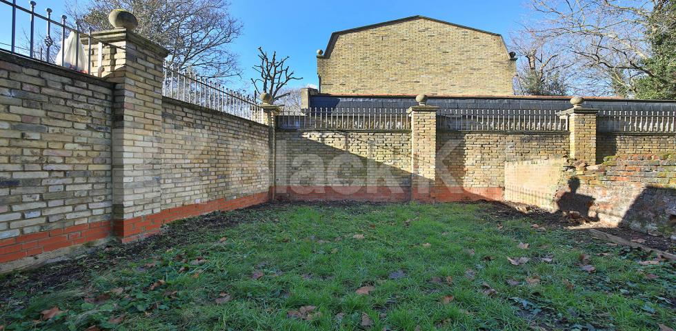 			Garden, 1 Bedroom, 1 bath, 1 reception Apartment			 Stamford Hill, Stoke Newington